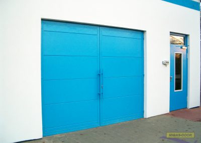 brama garazowa dwuskrzydlowa niebieska