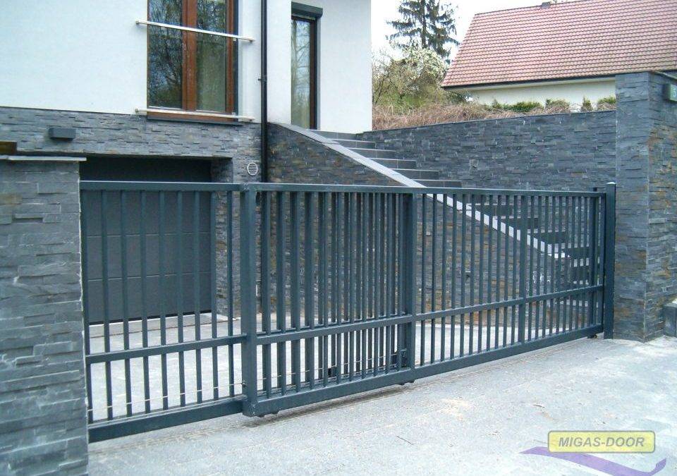 Brama przesuwna na wąską działkę – ile miejsca potrzeba i jak zaplanować wjazd?