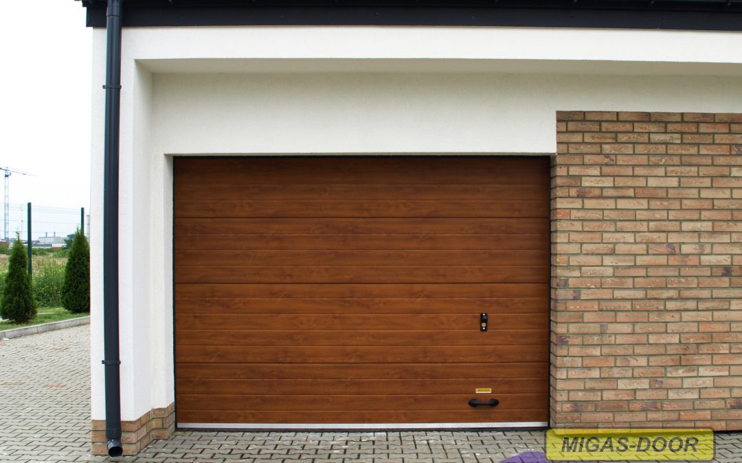 Brama automatyczna do garażu w bryle lub wolnostojącego, jak wybrać?