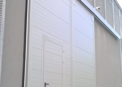 brama podwieszana przesuwna z furtka