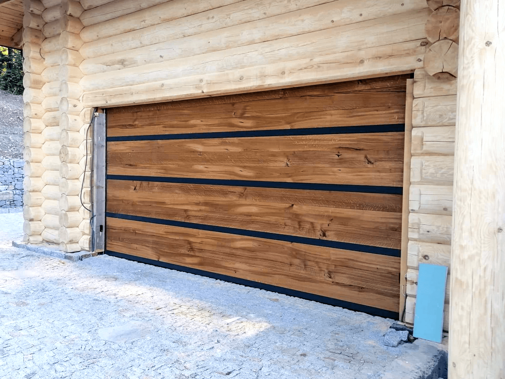 Brama segmentowa pokryta drewnem i aluminium (1)
