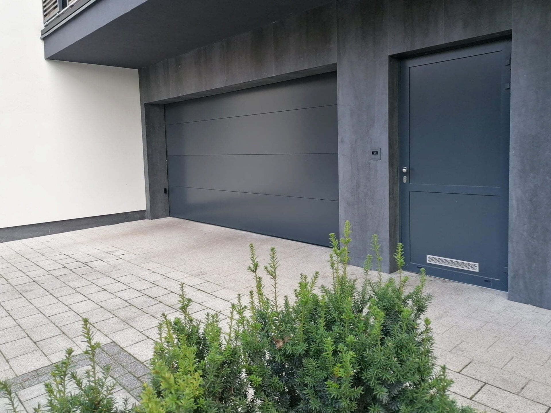 Brama garażowa segmentowa – idealne rozwiązanie dla małej przestrzeni