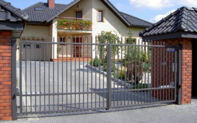 Automatyka do bramy ogrodzeniowej dwuskrzydłowej – co warto wiedzieć przed montażem?