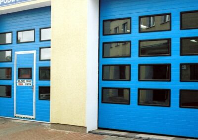 niebieskie bramy segmentowe przemysłowe z oknami