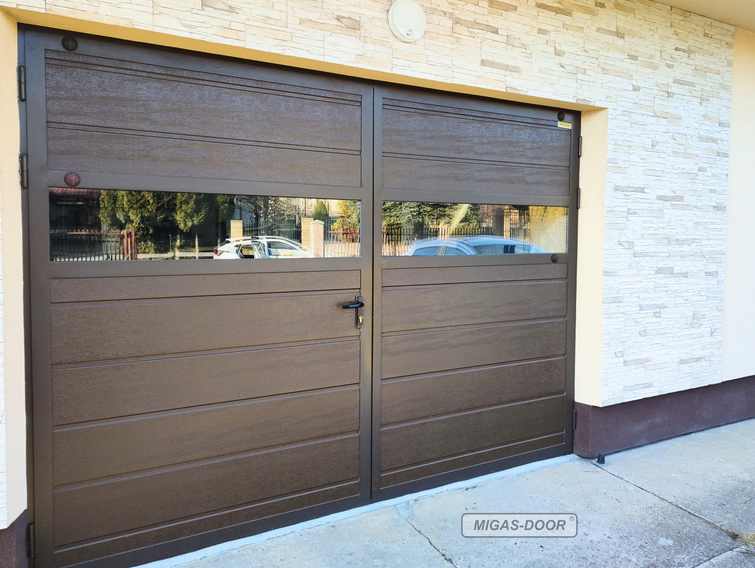 brama dwuskrzydłowa 8014 szerokie przetłoczenie przeszklenie brama dwuskrzydłowa 8014 szerokie przetłoczenie przeszklenie