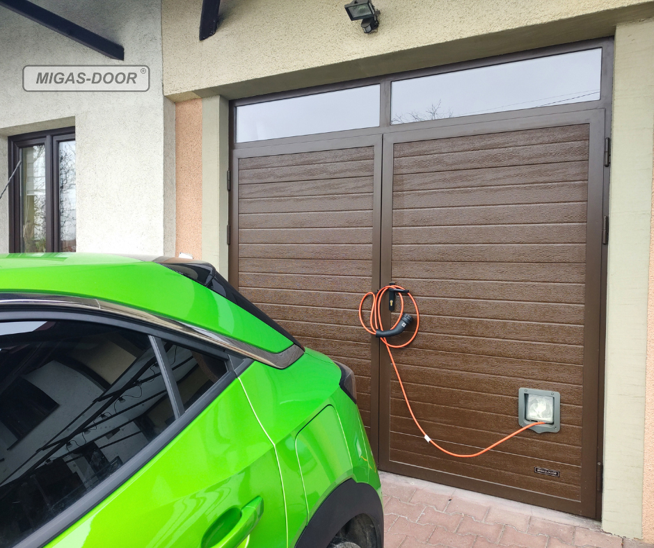 brama dwuskrzydłowa ral 8014 z przejściem dla kota foto 2 brama dwuskrzydłowa ral 8014 z przejściem dla kota foto 2