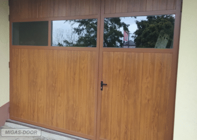 brama dwuskrzydłowa w kolorze złoty dąb wyposażona w przeszklenie szyba zespolona w ramach stalowych