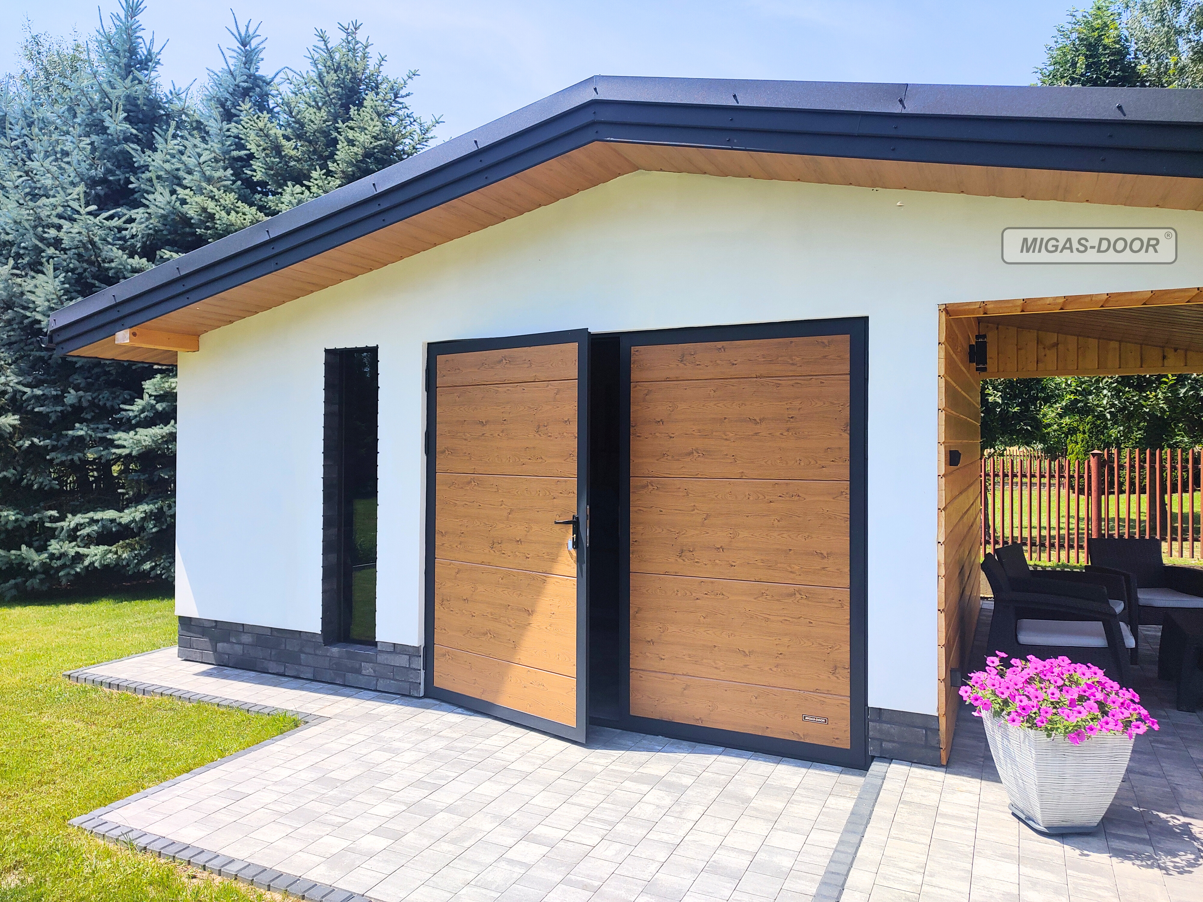 Bramy garażowe dwuskrzydłowe – kiedy warto je wybrać zamiast segmentowych?