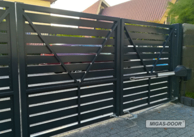 brama harmonijkowa z napędem widok od wewnątrz