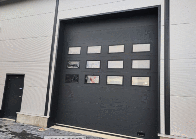 brama segmentowa przemysłowa wyposażona w okienka