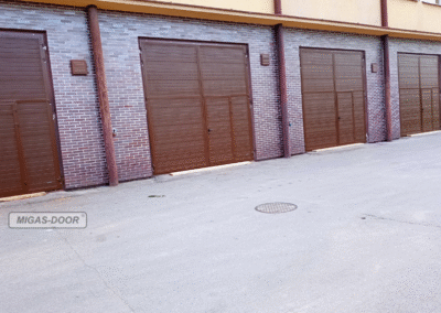 bramy stalowe dwuskrzydłowe z furtkami brąz