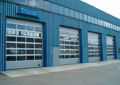 segmentowe bramy przemysłowe z sekcjami aluminiowymi