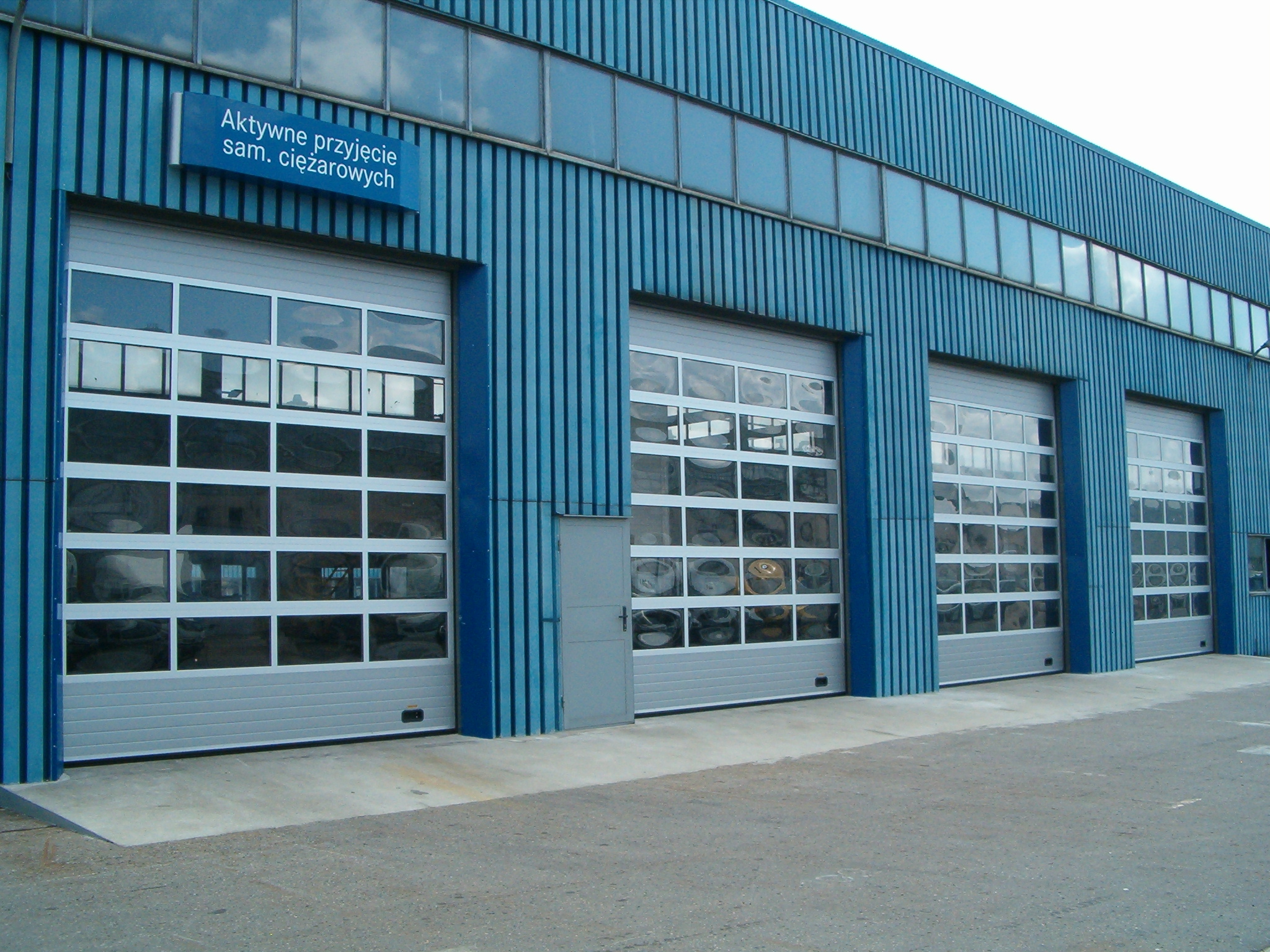 segmentowe bramy przemysłowe z sekcjami aluminiowymi segmentowe bramy przemysłowe z sekcjami aluminiowymi