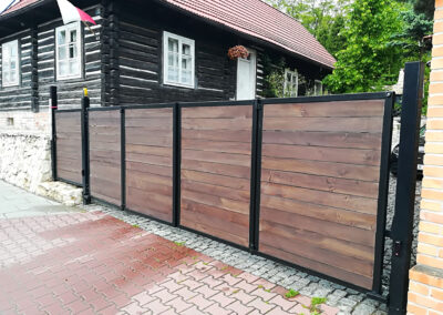 brama harmonijkowa kryta drewnem